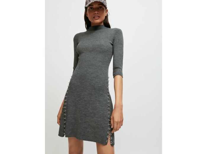 Robe en maille col montant à piercings