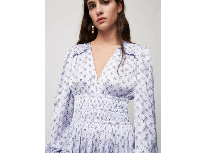 Robe en satin avec volants et smocks