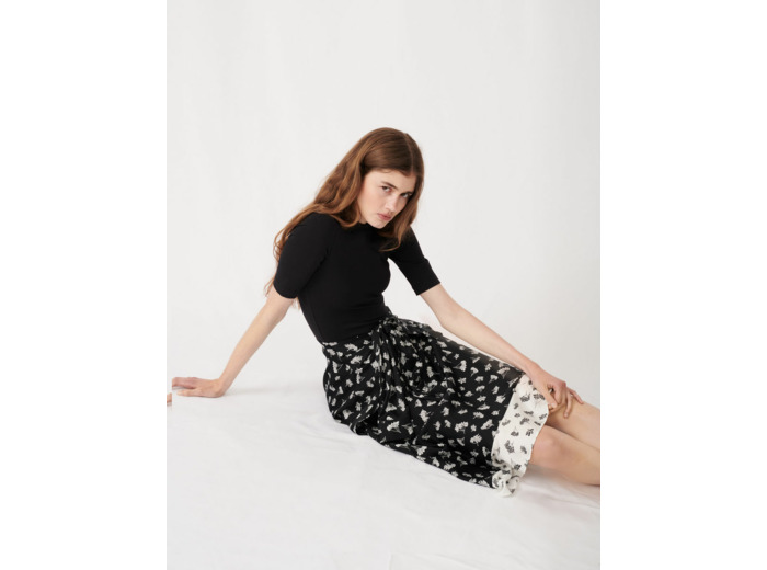 Robe trompe l’œil en satin imprimé