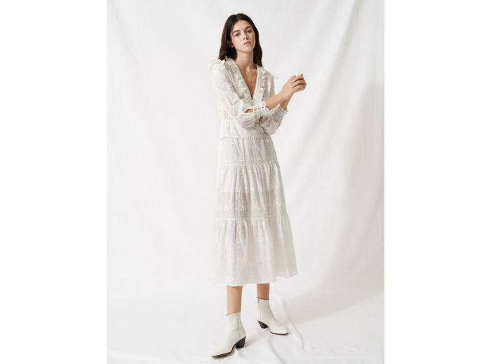 Robe écrue à volants et broderies