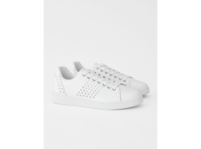 Baskets en cuir blanc à studs