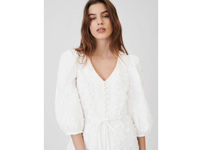 Robe à broderies resserrée à la taille