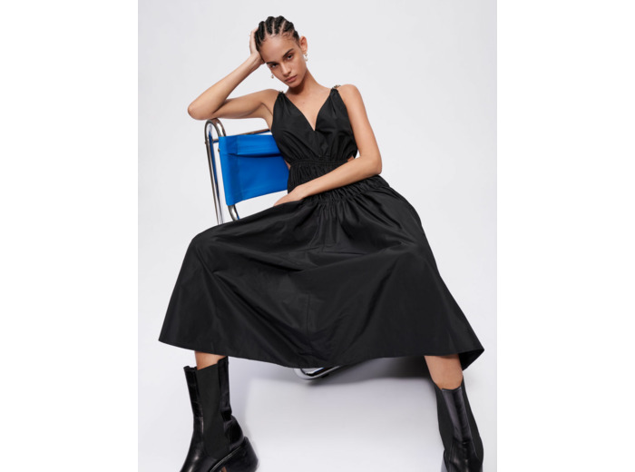 Robe en taffetas ouverte à la taille