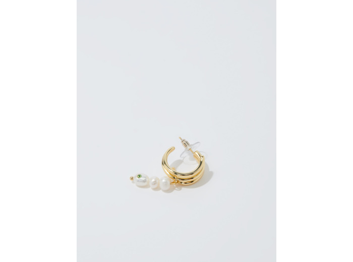Boucle d'oreille ornée de perles