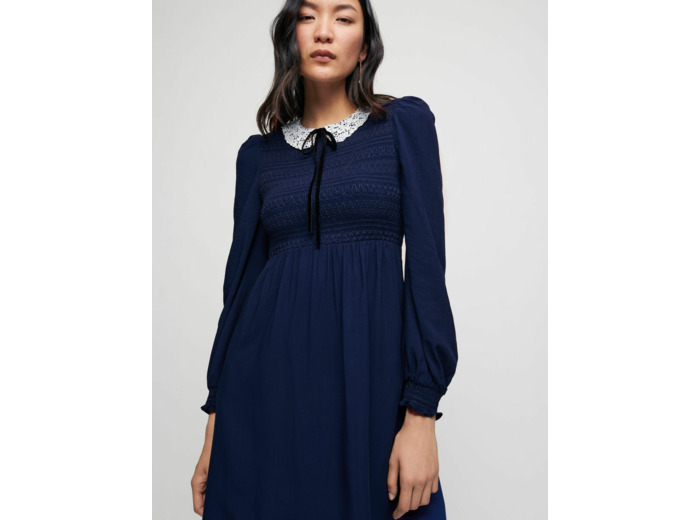 Robe smockée à col en guipure