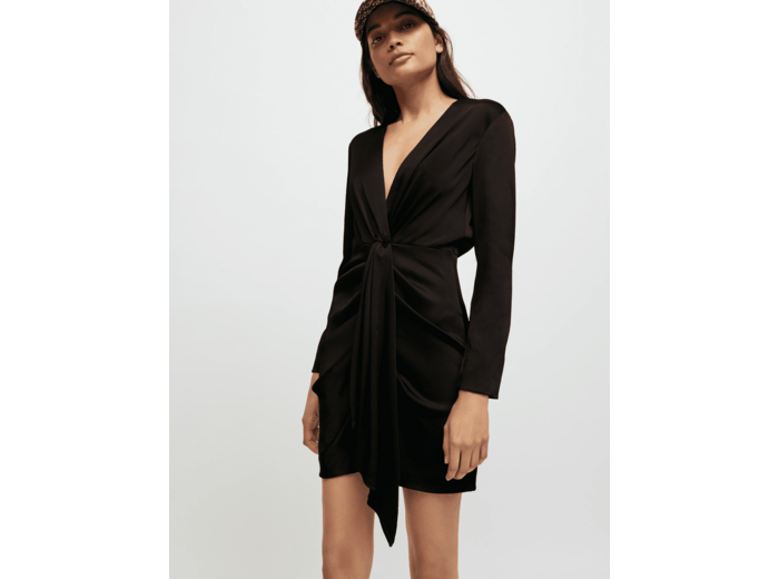 Robe en satin nouée à l'avant