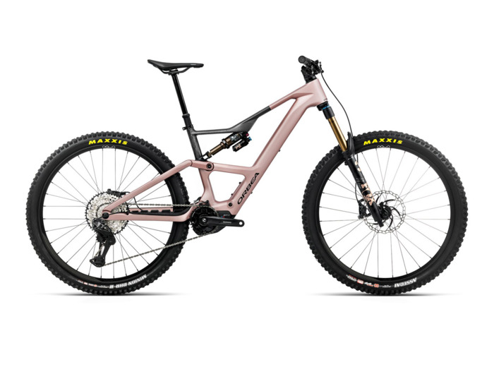 VTT tout suspendu électrique RISE LT M10 630W Rose du Désert/Carbone