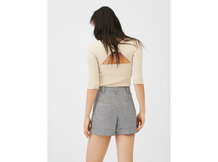 Pull fin à côtes ouvert dans le dos
