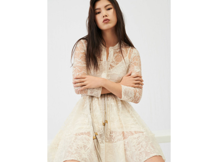 Robe en dentelle ceinturée