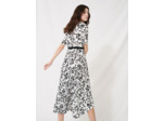 Robe à motifs et ceinture incrustée