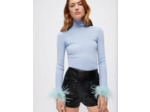 Pull à col roulé et plumes aux poignets