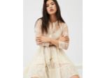 Robe en dentelle ceinturée
