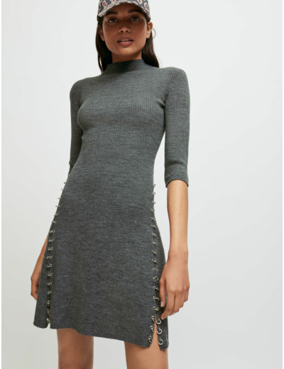Robe en maille col montant à piercings