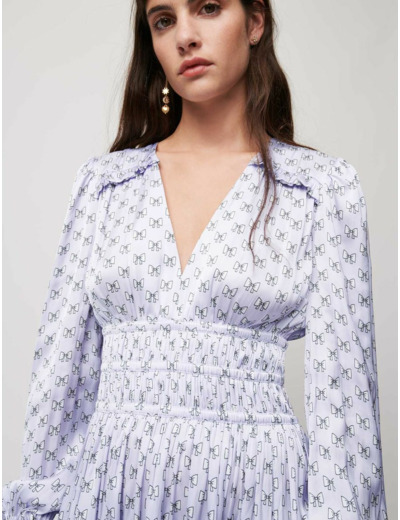 Robe en satin avec volants et smocks