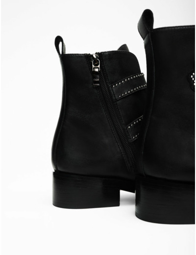Bottines plates motif clover et studs