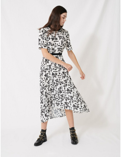 Robe à motifs et ceinture incrustée
