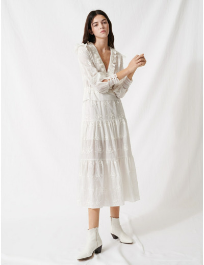 Robe écrue à volants et broderies