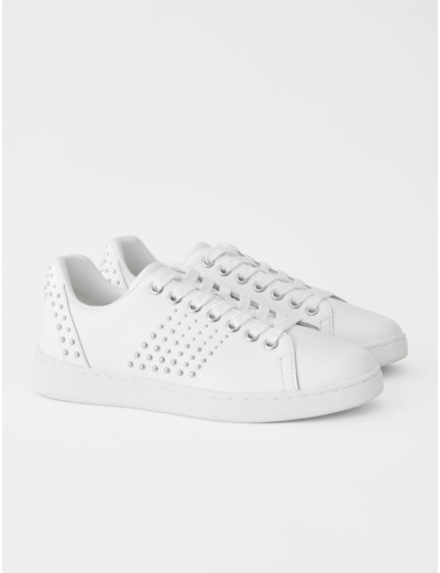 Baskets en cuir blanc à studs
