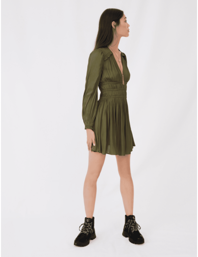 Robe courte satinée à volants