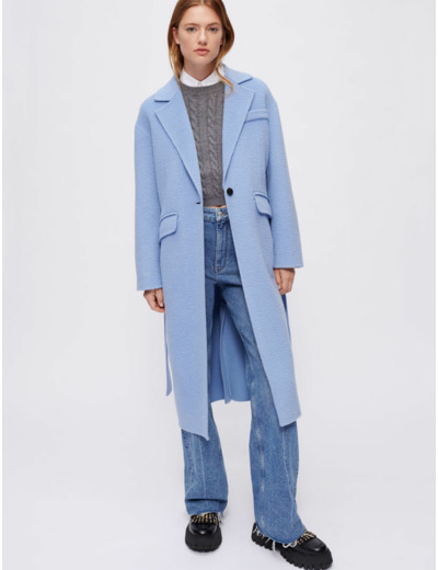 Manteau bleu croisé devant