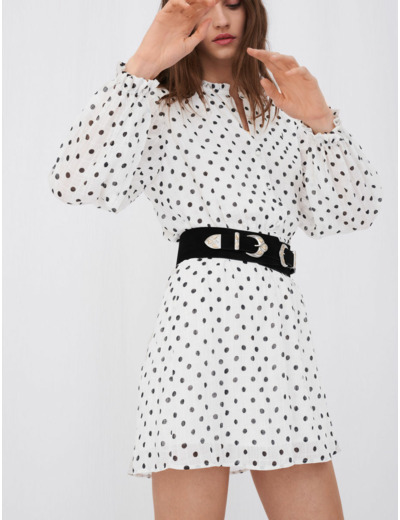 Robe à pois effet froissé et ceinturée