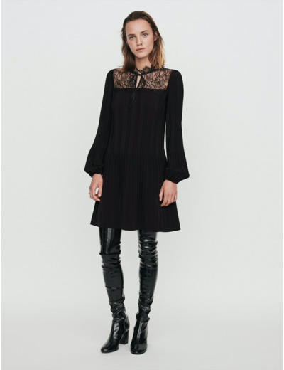 Robe plissée et dentelle