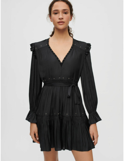 Robe noire en satin fluide à studs dorés