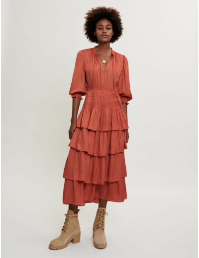 Robe en satin cintrée à volants