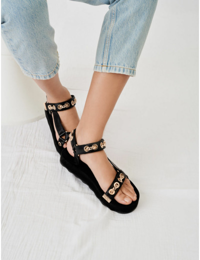 Sandales en cuir avec oeillets et chaine