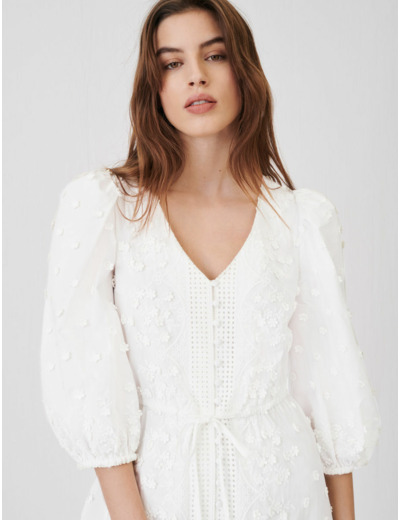 Robe à broderies resserrée à la taille