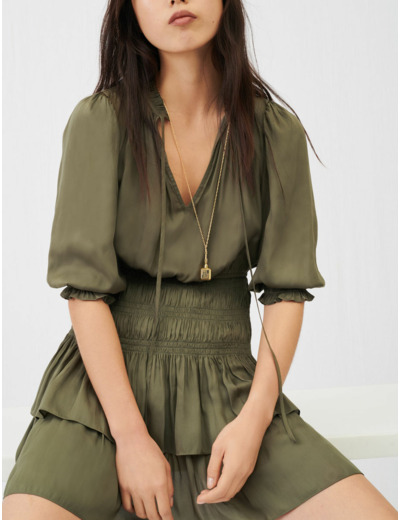 Robe en satin smockée à volants