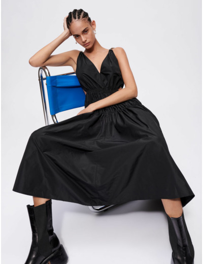 Robe en taffetas ouverte à la taille
