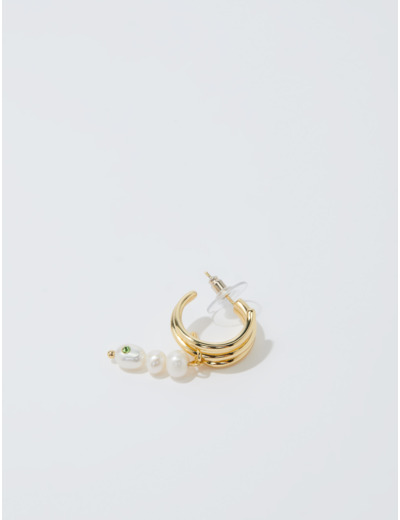 Boucle d'oreille ornée de perles