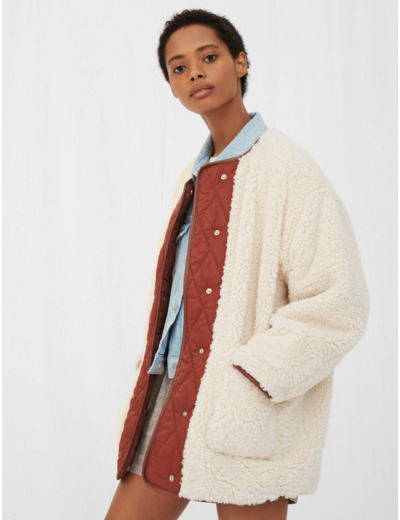 Manteau effet peau lainée contrasté