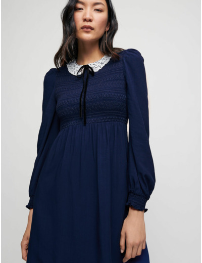 Robe smockée à col en guipure