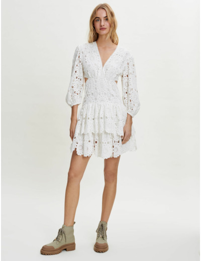 Robe en guipure ouverte à la taille