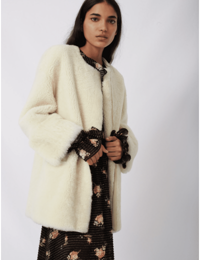 Manteau en peau lainée ceinturé