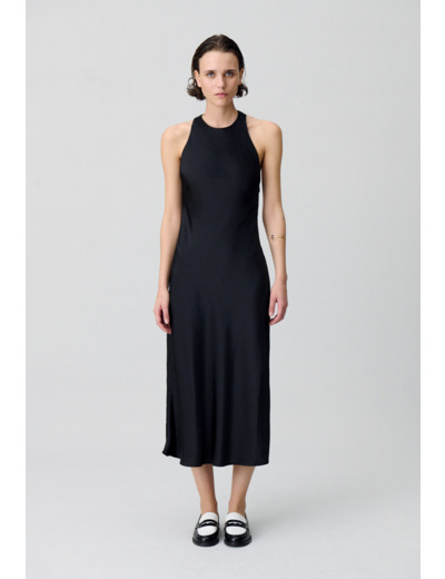 Robe longue satinée dos nu
