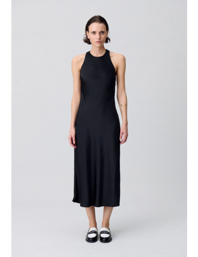 Robe longue satinée dos nu