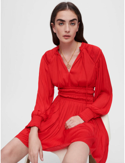Robe en satin cintrée à la taille
