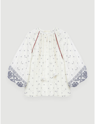 Blouse entièrement brodée et décolleté