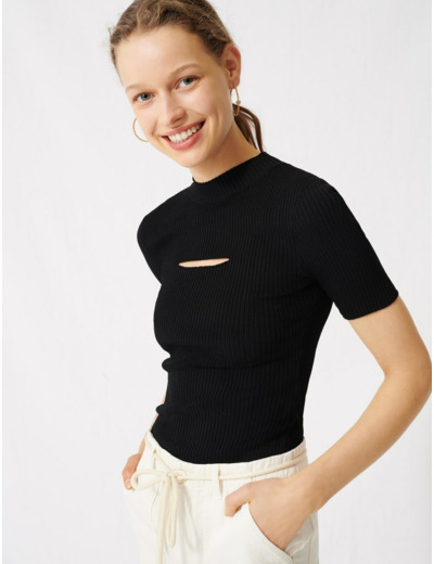 Pull noir ouvert sur le décolleté