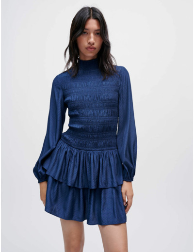Robe smockée en satin fluide à volants
