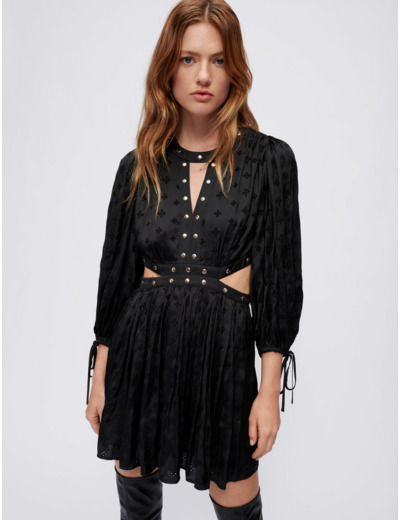 Robe en satin brodé à studs