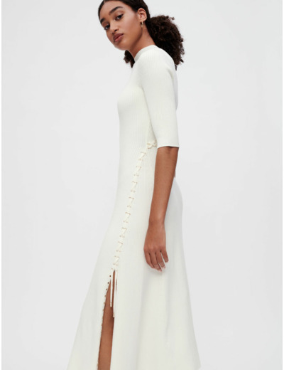 Robe en maille à côtes et œillets dorés