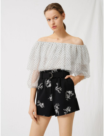 Short en crêpe brodé et ceinturé