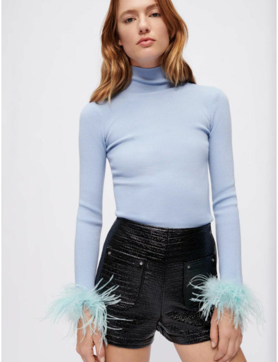 Pull à col roulé et plumes aux poignets