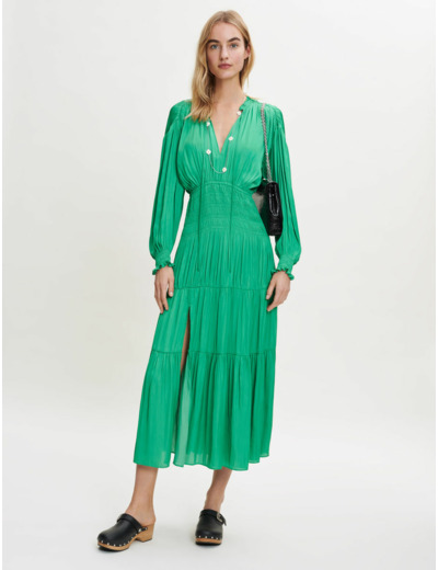 Robe en satin fluide smockée