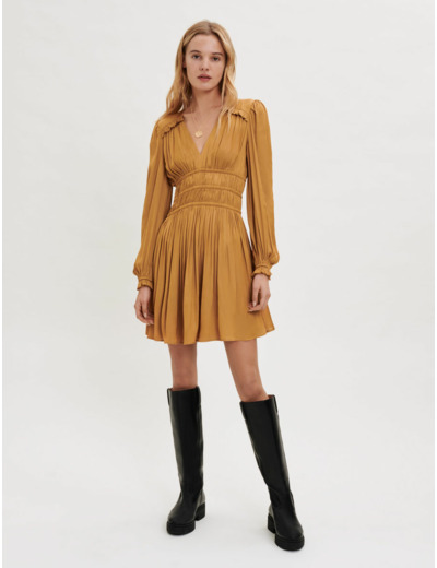 Robe en satin avec volants et smocks