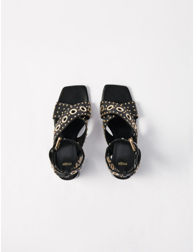 Sandales à talons cloutées